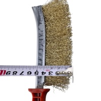 щетка металлическая латунированная ручная 250 мм, пластиковая рукоятка, красная, мягкая оптом